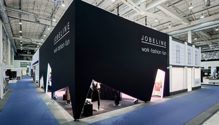 Messestand für Jobeline in schwarz mit besonderen Designelementen