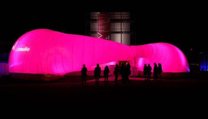 Trickfilm Festival mit DIMAH – leuchtend rote Gebäudeinszenierung